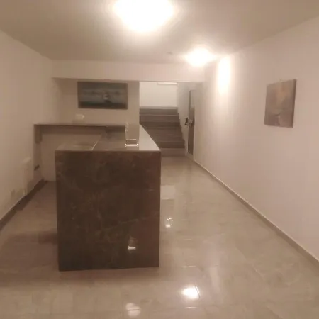 Rolandos Apts *